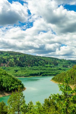 Oberweibach - Thüringen - Almanya yakınlarındaki Leibis-Lichte barajı etrafında yürüyüş