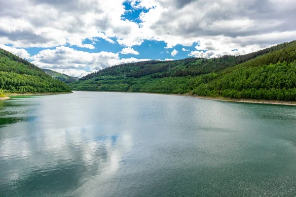Oberweibach - Thüringen - Almanya yakınlarındaki Leibis-Lichte barajı etrafında yürüyüş
