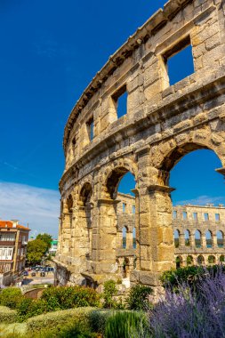 Yaz keşfi turu. Liman kenti Pula - Istria - Hırvatistan etrafında küçük bir sahil yürüyüşü