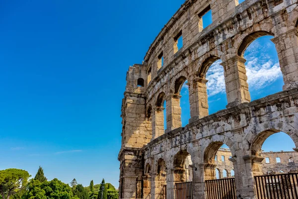 Sommererkundungstour Inkl Ein Kleiner Strandspaziergang Rund Die Hafenstadt Pula Istrien — Stockfoto