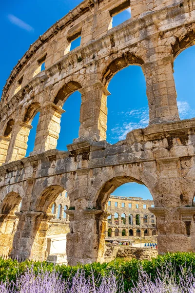 Sommererkundungstour Inkl Ein Kleiner Strandspaziergang Rund Die Hafenstadt Pula Istrien — Stockfoto