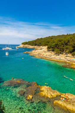 Yaz keşfi turu. Liman kenti Pula - Istria - Hırvatistan etrafında küçük bir sahil yürüyüşü