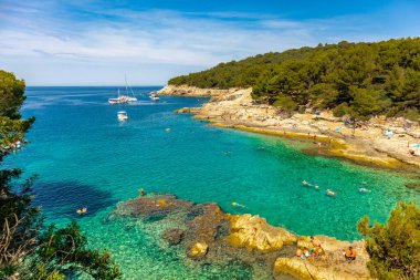 Yaz keşfi turu. Liman kenti Pula - Istria - Hırvatistan etrafında küçük bir sahil yürüyüşü