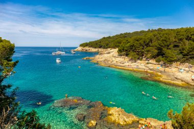 Yaz keşfi turu. Liman kenti Pula - Istria - Hırvatistan etrafında küçük bir sahil yürüyüşü