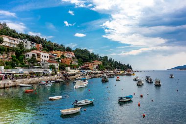 Liman kenti Rabac - Istria - Hırvatistan 'da yaz sahil yürüyüşü