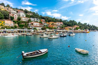 Liman kenti Rabac - Istria - Hırvatistan 'da yaz sahil yürüyüşü
