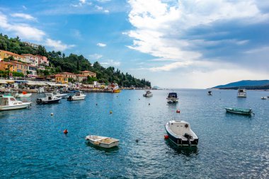 Liman kenti Rabac - Istria - Hırvatistan 'da yaz sahil yürüyüşü