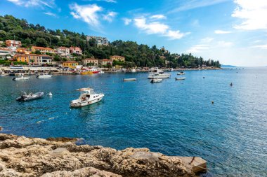 Liman kenti Rabac - Istria - Hırvatistan 'da yaz sahil yürüyüşü