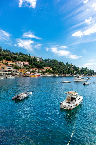 Liman kenti Rabac - Istria - Hırvatistan 'da yaz sahil yürüyüşü