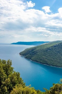 Hırvatistan 'ın Istria kıyısı boyunca uzanan yolda.