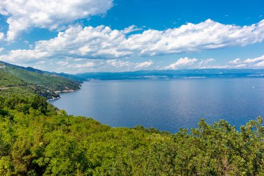 Hırvatistan 'ın Istria kıyısı boyunca uzanan yolda.
