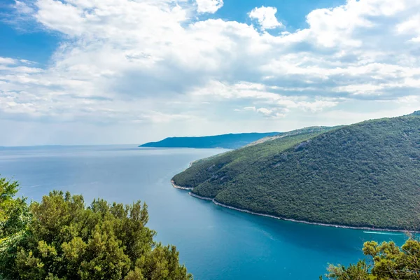 Hırvatistan 'ın Istria kıyısı boyunca uzanan yolda.
