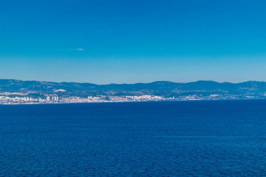 Kvarner Bay - Lovran - Hırvatistan kapılarındaki güzel kıyı manzarası boyunca akşam yürüyüşü