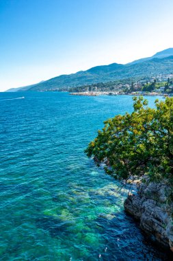 Kvarner Bay - Lovran - Hırvatistan kapılarındaki güzel kıyı manzarası boyunca akşam yürüyüşü
