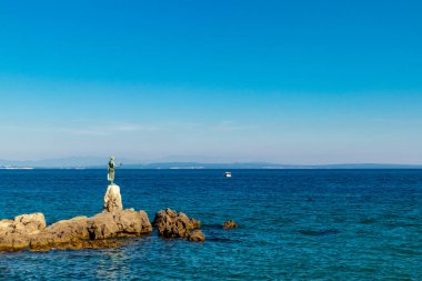 Kvarner Bay - Lovran - Hırvatistan kapılarındaki güzel kıyı manzarası boyunca akşam yürüyüşü
