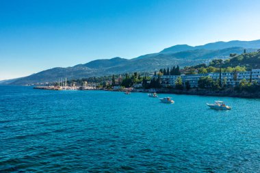Kvarner Bay - Lovran - Hırvatistan kapılarındaki güzel kıyı manzarası boyunca akşam yürüyüşü