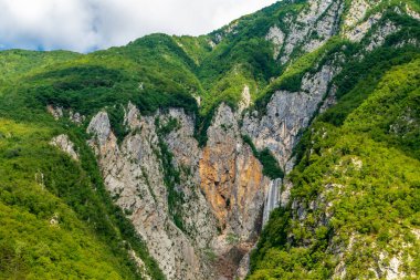 Soca Vadisi 'ndeki Boka Şelalesine Yürüyüş - Bovec - Slovenya