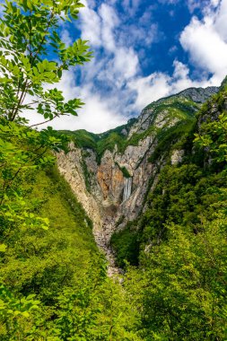 Soca Vadisi 'ndeki Boka Şelalesine Yürüyüş - Bovec - Slovenya