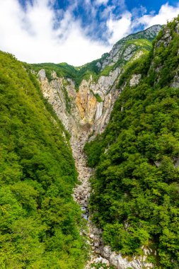 Soca Vadisi 'ndeki Boka Şelalesine Yürüyüş - Bovec - Slovenya