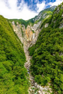 Soca Vadisi 'ndeki Boka Şelalesine Yürüyüş - Bovec - Slovenya