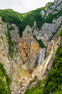 Soca Vadisi 'ndeki Boka Şelalesine Yürüyüş - Bovec - Slovenya