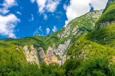 Soca Vadisi 'ndeki Boka Şelalesine Yürüyüş - Bovec - Slovenya
