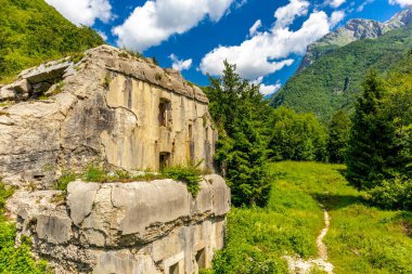 Bovec - Soca Vadisi - Slovenya yakınlarındaki eski Kluze Kalesi 'ni keşfetmek