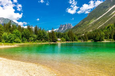 İtalya 'nın Seebach Vadisi' ndeki Raibl Gölü 'nde kısa bir mola.
