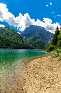 İtalya 'nın Seebach Vadisi' ndeki Raibl Gölü 'nde kısa bir mola.