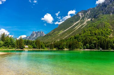 İtalya 'nın Seebach Vadisi' ndeki Raibl Gölü 'nde kısa bir mola.
