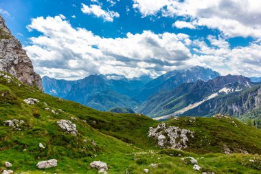 Slovenya 'nın en yüksek yolu olan Slovenya - İtalya - Magart zirvesine giderken