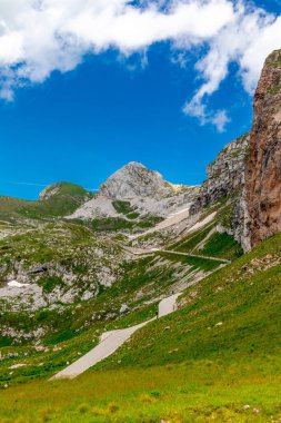Slovenya 'nın en yüksek yolu olan Slovenya - İtalya - Magart zirvesine giderken