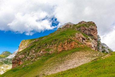 Slovenya 'nın en yüksek yolu olan Slovenya - İtalya - Magart zirvesine giderken
