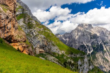 Slovenya 'nın en yüksek yolu olan Slovenya - İtalya - Magart zirvesine giderken