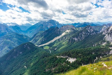 Slovenya 'nın en yüksek yolu olan Slovenya - İtalya - Magart zirvesine giderken