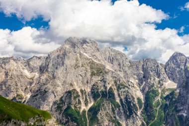 Slovenya 'nın en yüksek yolu olan Slovenya - İtalya - Magart zirvesine giderken