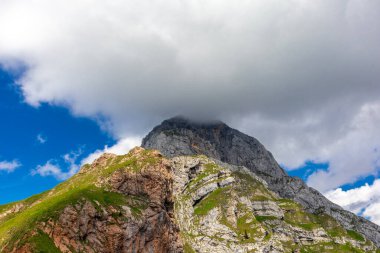 Slovenya 'nın en yüksek yolu olan Slovenya - İtalya - Magart zirvesine giderken