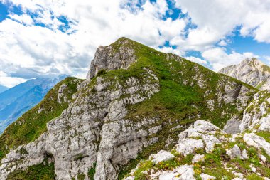 Slovenya 'nın en yüksek yolu olan Slovenya - İtalya - Magart zirvesine giderken