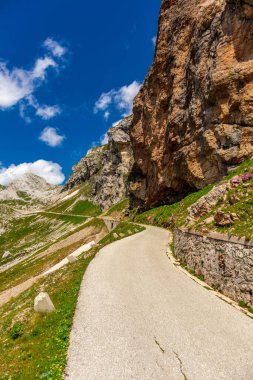 Slovenya 'nın en yüksek yolu olan Slovenya - İtalya - Magart zirvesine giderken