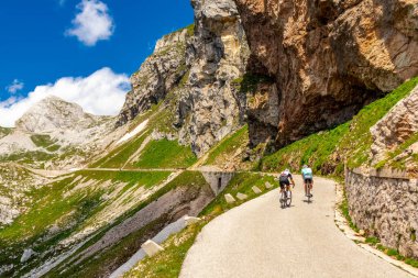 Slovenya 'nın en yüksek yolu olan Slovenya - İtalya - Magart zirvesine giderken