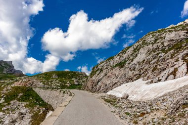 Slovenya 'nın en yüksek yolu olan Slovenya - İtalya - Magart zirvesine giderken