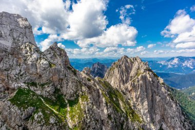 Slovenya 'nın en yüksek yolu olan Slovenya - İtalya - Magart zirvesine giderken