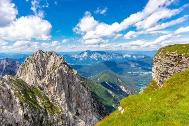 Slovenya 'nın en yüksek yolu olan Slovenya - İtalya - Magart zirvesine giderken