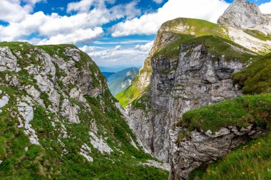 Slovenya 'nın en yüksek yolu olan Slovenya - İtalya - Magart zirvesine giderken