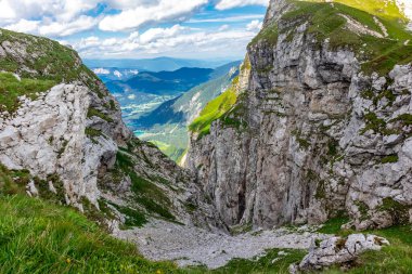 Slovenya 'nın en yüksek yolu olan Slovenya - İtalya - Magart zirvesine giderken