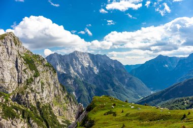 Slovenya 'nın en yüksek yolu olan Slovenya - İtalya - Magart zirvesine giderken