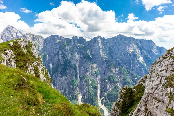 Slovenya 'nın en yüksek yolu olan Slovenya - İtalya - Magart zirvesine giderken