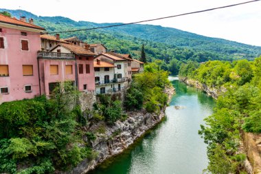 Kanal ob Soi yakınlarındaki güzel Soca Vadisi 'nde, Slovenya yolunda.