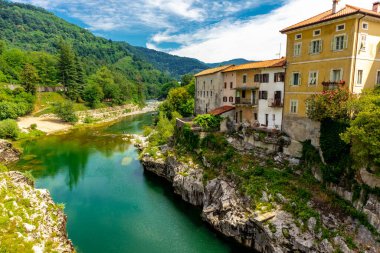 Kanal ob Soi yakınlarındaki güzel Soca Vadisi 'nde, Slovenya yolunda.