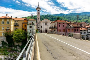 Kanal ob Soi yakınlarındaki güzel Soca Vadisi 'nde, Slovenya yolunda.